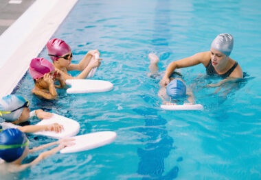 Schwimmtraining mit Schwimmschülern im Wasser